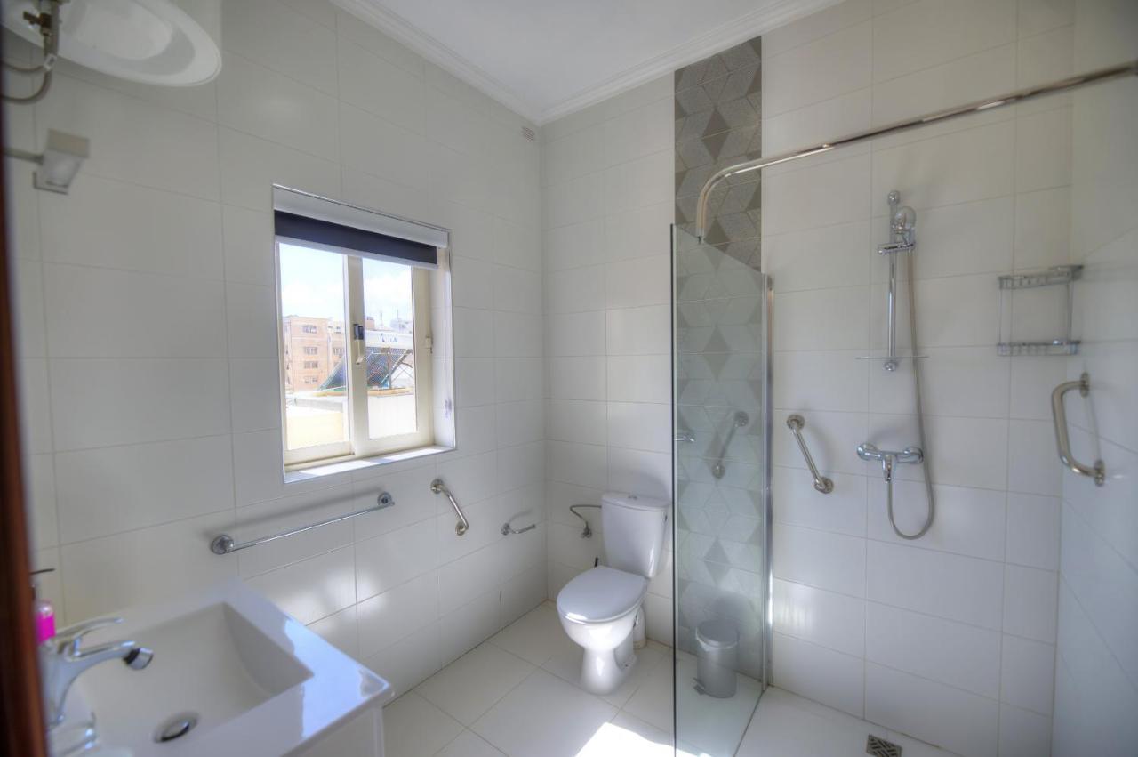 Beautifully Furnished Seafront 4 Bedrooms Goslm-4 Sliema Ngoại thất bức ảnh